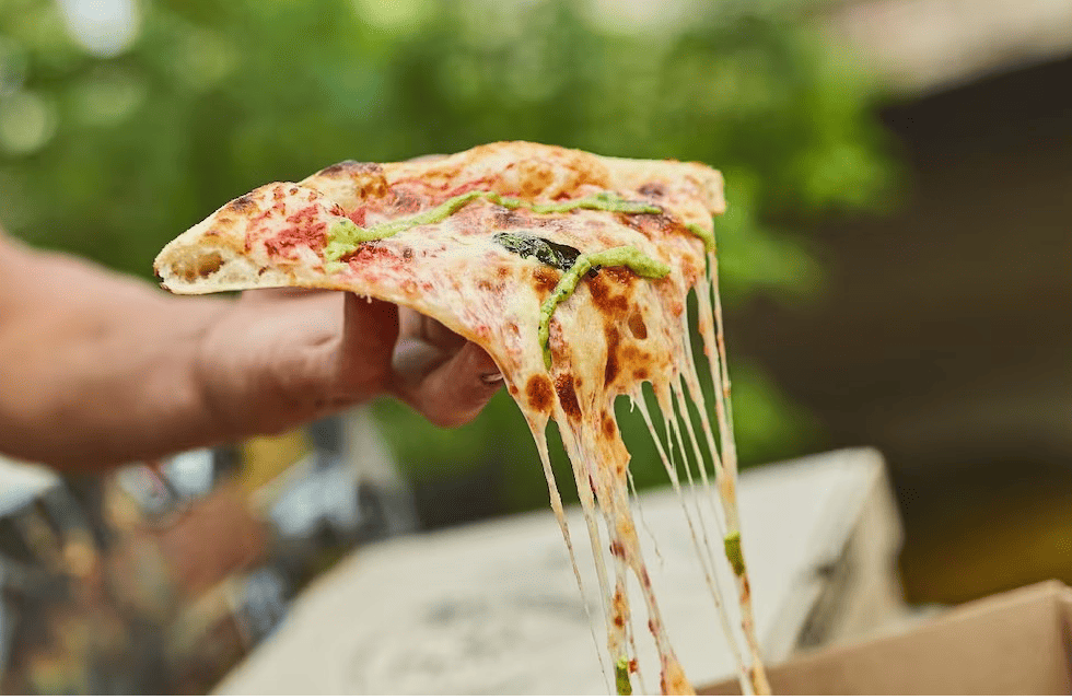 pizzeria italiana variedad de quesos vinos